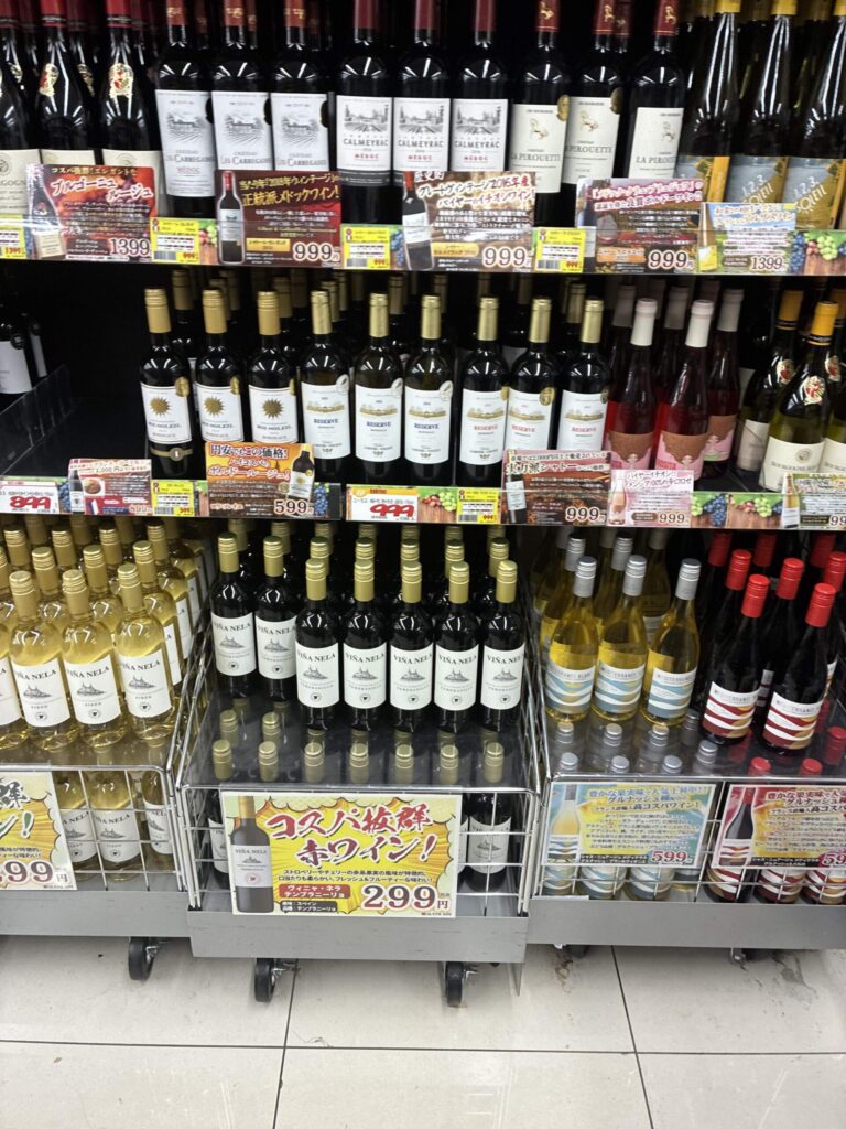 ロピアのワイン売り場 Viña Nela棚全体の写真（赤・白・ワゴン）