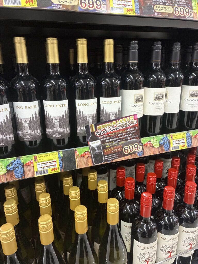 ロピアのワイン売り場 ロングパス カリフォルニア レッドブレンド 699円「爆発的な売上を生んだロングパスが限定入荷」POP