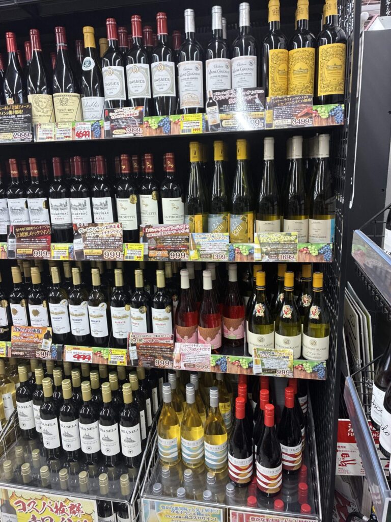ロピアのワイン売り場 壁面棚全景（フランス・スペインゾーン）