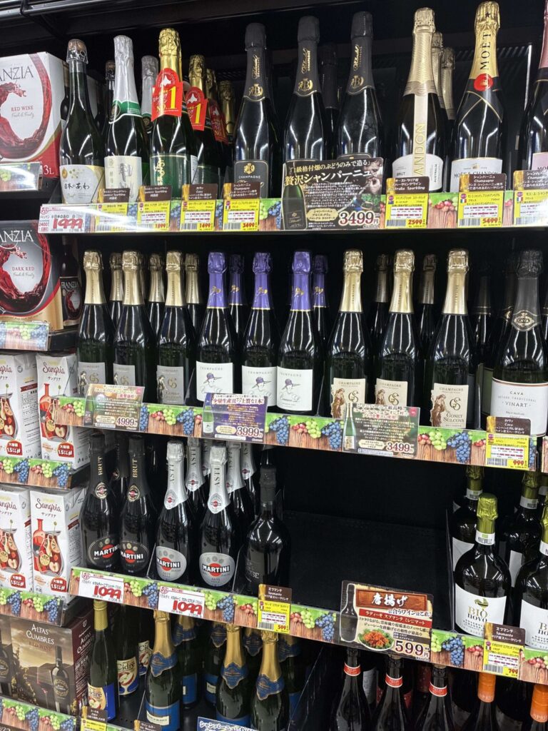 ロピアのワイン売り場 スパークリングゾーン壁面棚全景（モエ・シャンドン・マルティーニ・クレマン）
