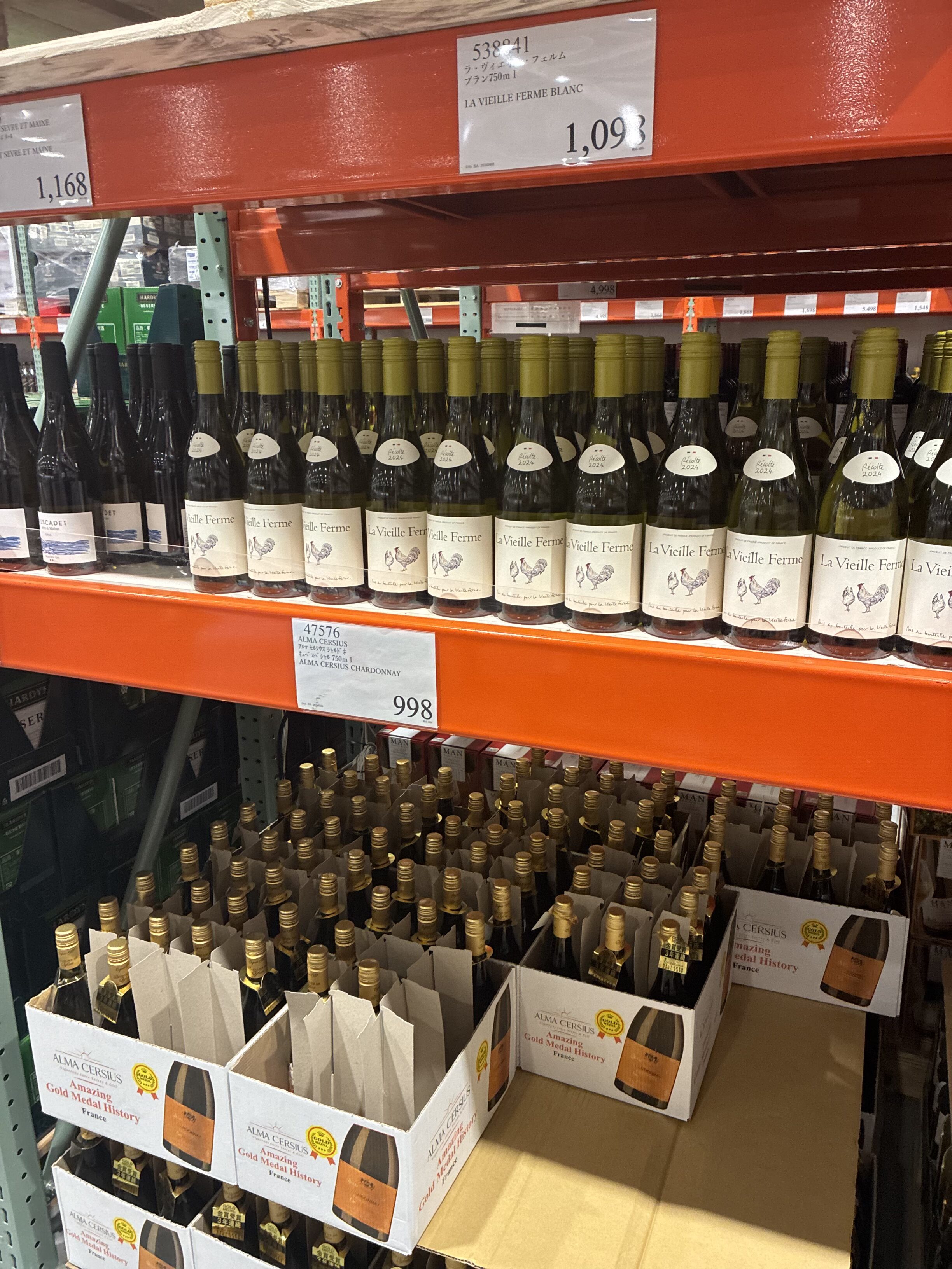 コストコ倉庫棚にラ・ヴィエイユ・フェルム ブラン 1,093円とAlma Cersius Chardonnay 998円が並ぶ