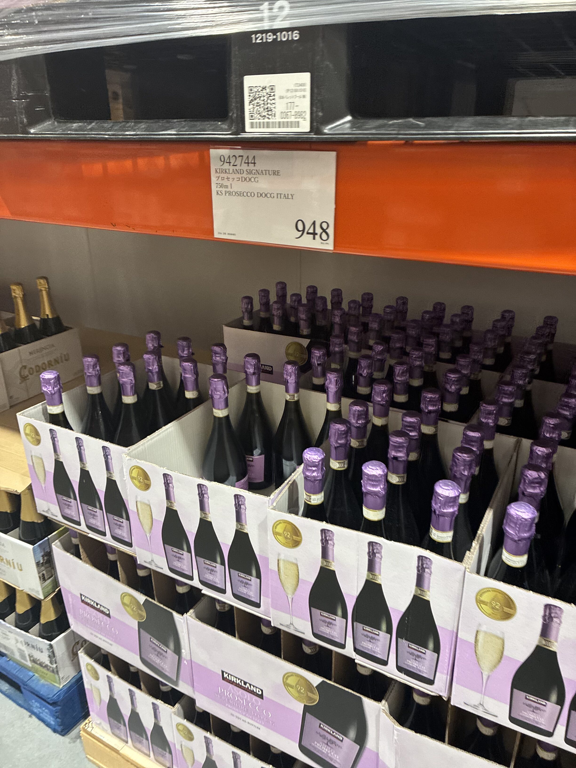 コストコ倉庫棚にKirkland Signature プロセッコ DOCG 948円が段積みされている