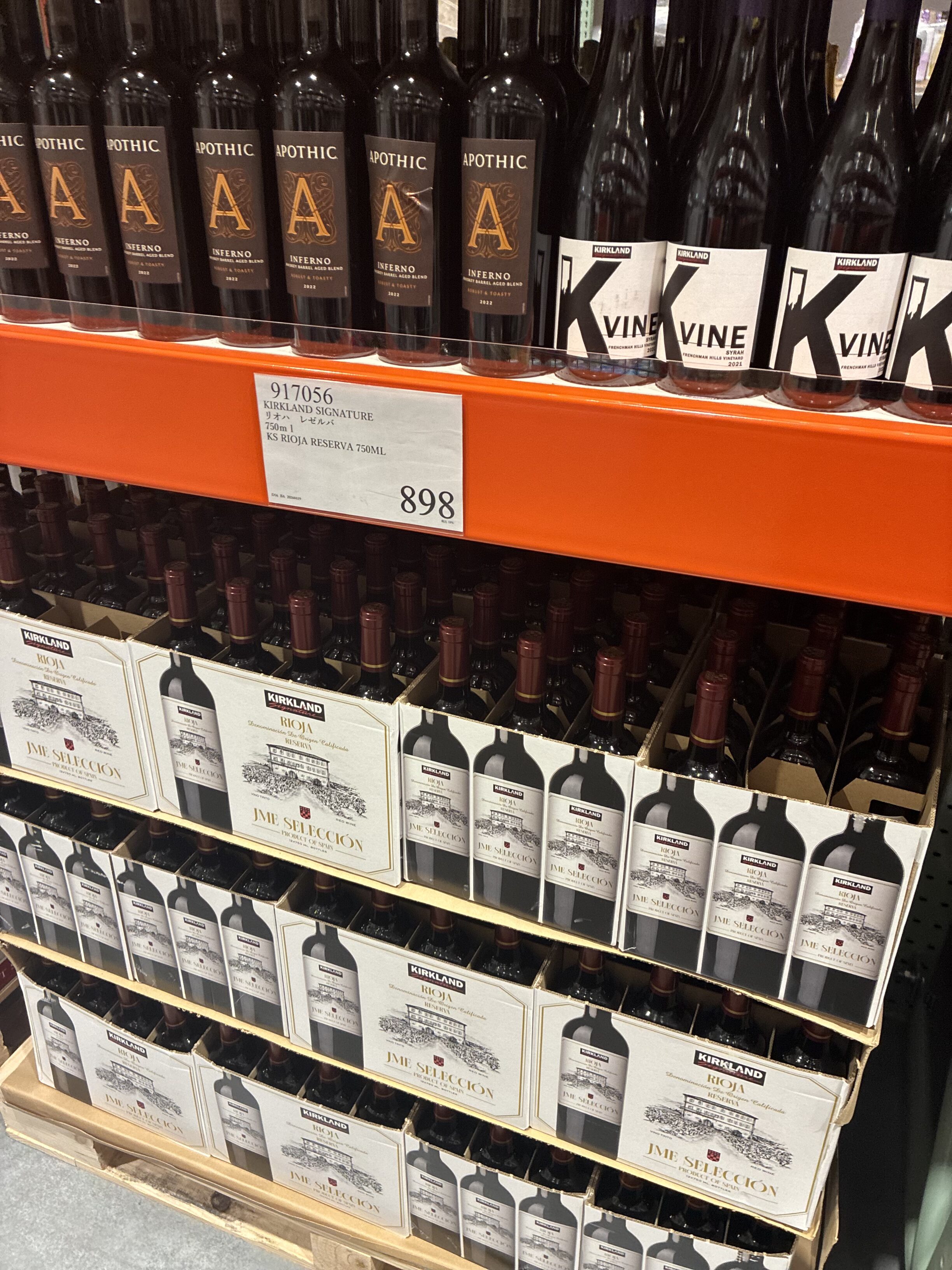 コストコ倉庫棚にKirkland Signature リオハ・レセルバ 898円とApothic InfernoとK Vineが段積みされた棚全景