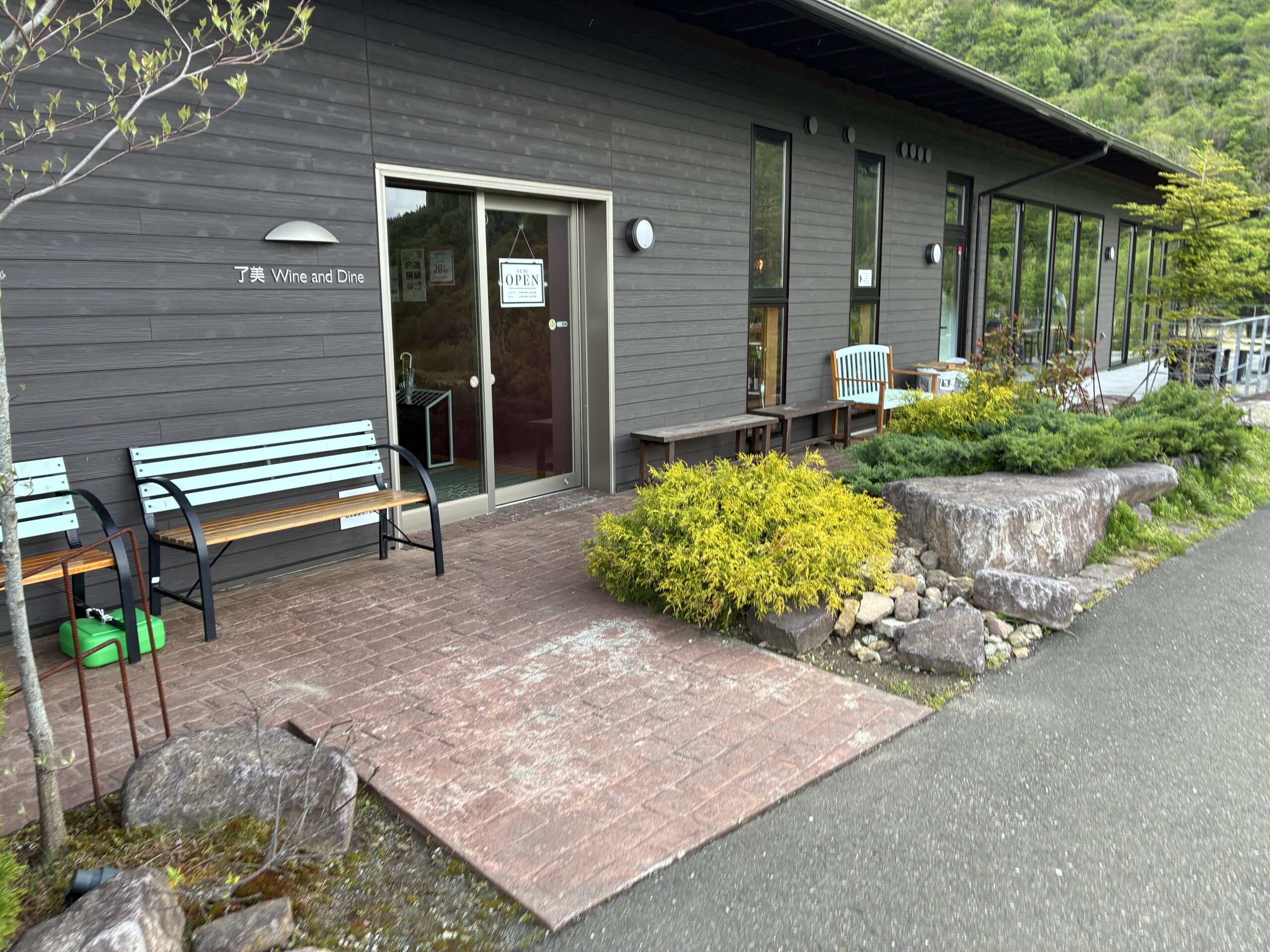 了美ヴィンヤード・ワイナリー外観。宮城県大和町の山あいに立つ「了美 Wine and Dine」入口。