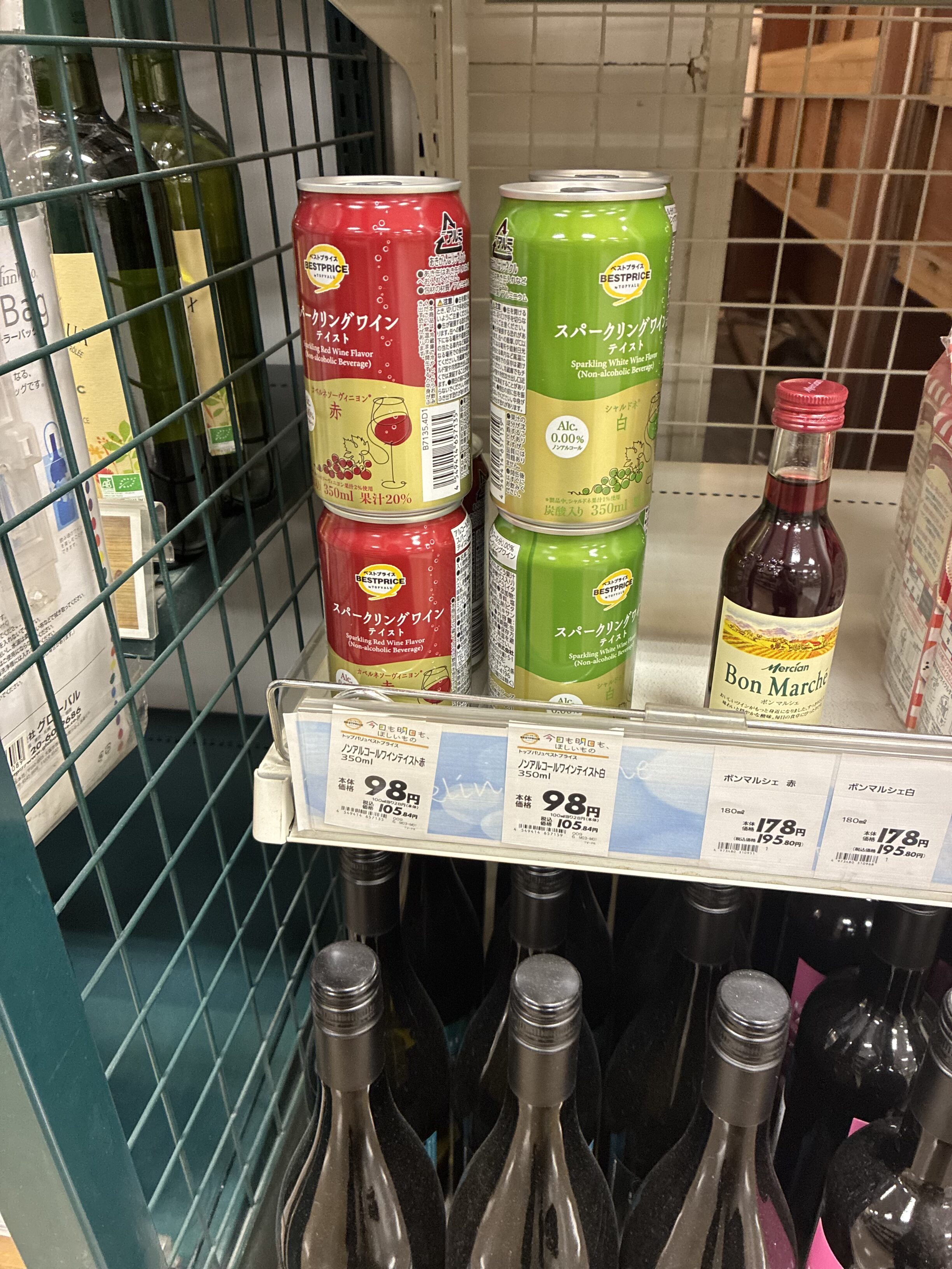 イオンのノンアルコールコーナー。BESTPRICEスパークリングワインテイスト缶（赤・白、¥98）、ボンマルシェ（¥178）などが並ぶ。